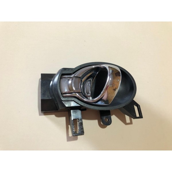 Maçaneta Interna Dianteira Esquerda Nissan March Ano 2012